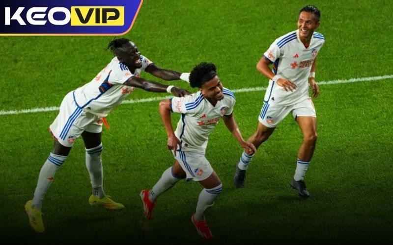 Hãy để ý đến lối chơi của cả 2 đội